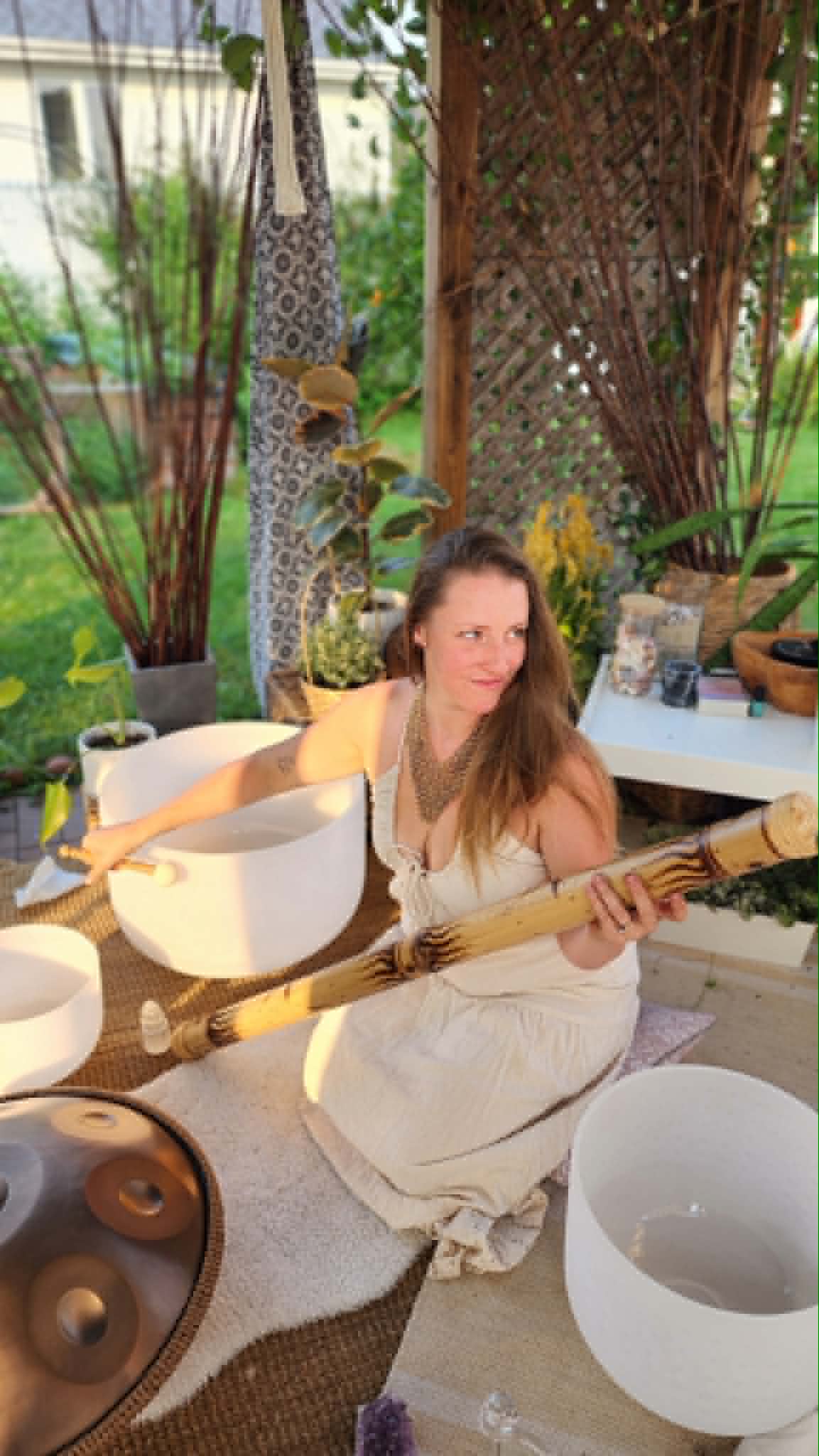 Flaurence avec instruments de sonothérapie